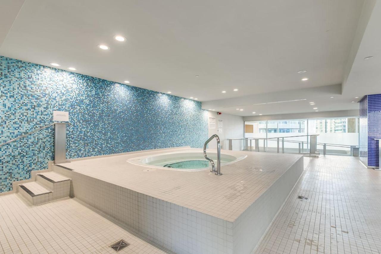 Gorgeous 1Br W/Parking Across The Scotiabank Arena Appartement Toronto Buitenkant foto