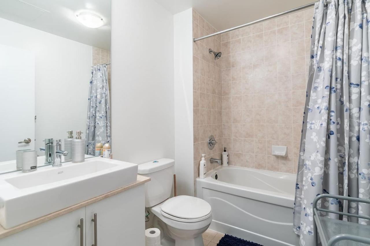 Gorgeous 1Br W/Parking Across The Scotiabank Arena Appartement Toronto Buitenkant foto
