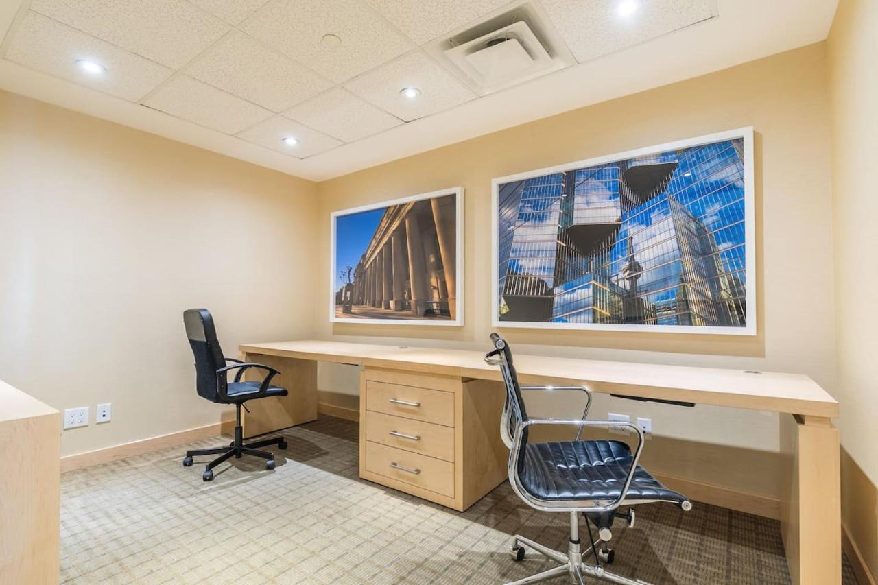 Gorgeous 1Br W/Parking Across The Scotiabank Arena Appartement Toronto Buitenkant foto